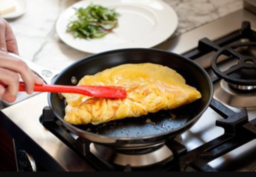 membuat omelet